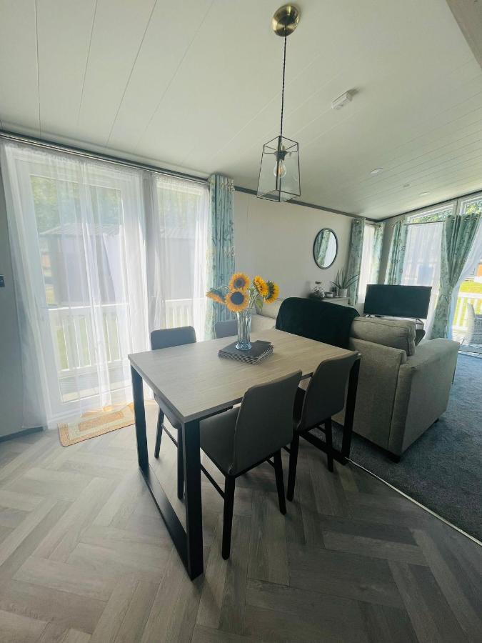The Poplars Lodge With Hot Tub York Exteriör bild