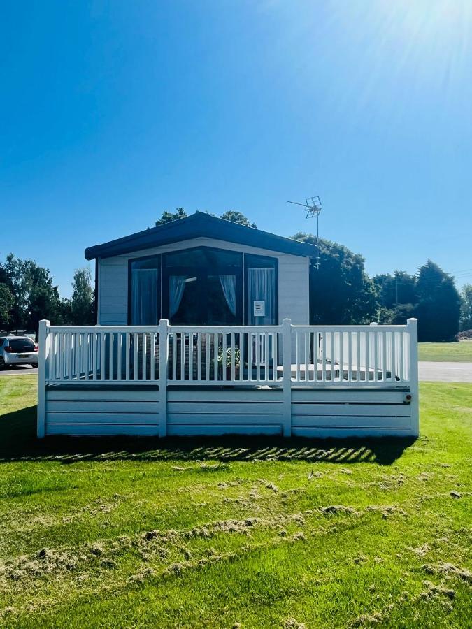 The Poplars Lodge With Hot Tub York Exteriör bild